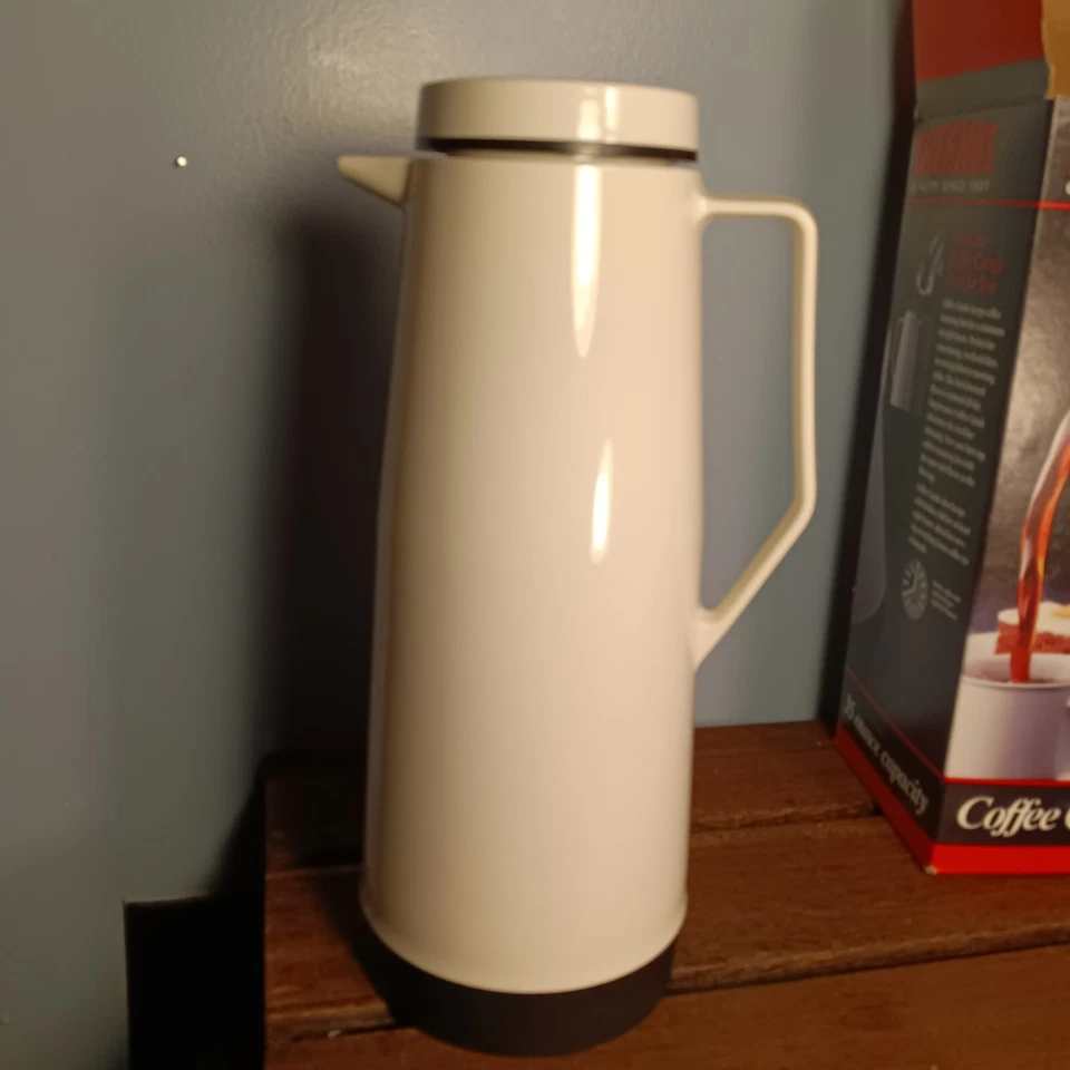 Jarra de café marca Thermos, 35 oz. Capacidad, aislado Foto 2 de 4