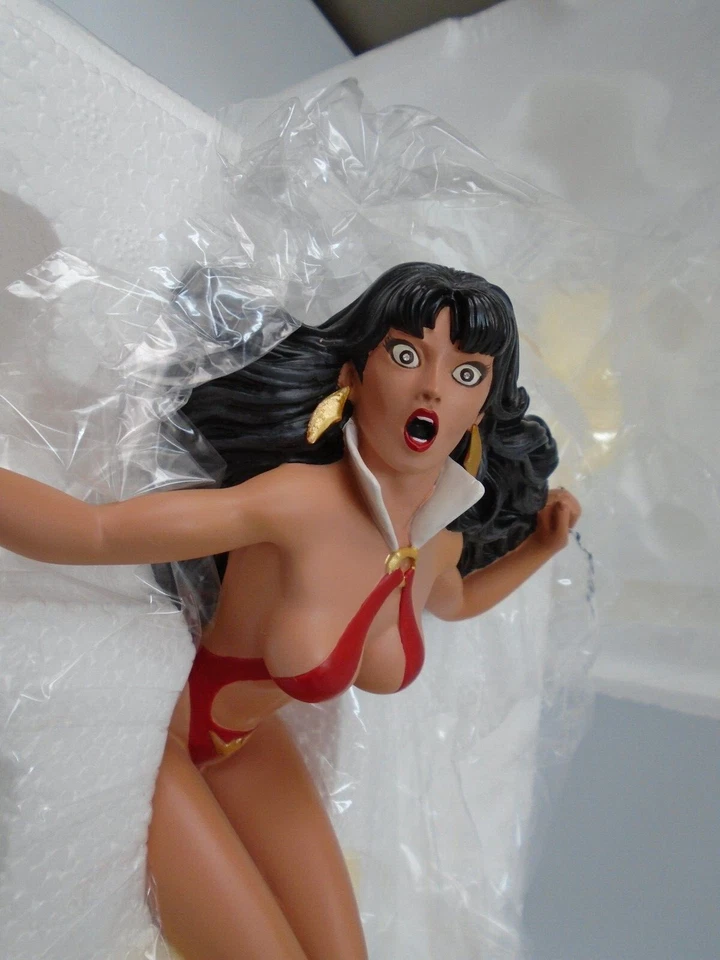 Dynamite Entertainment Vampirella 8" Adam Hughes Diamond Eye Ed. Statue #18/200 - Image 2 of 4