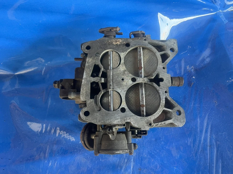 Carburador usado 1966 Buick Electra Wildcat 401 ci Calif A/T fundido 7036240 fecha A6 Foto 3 de 4