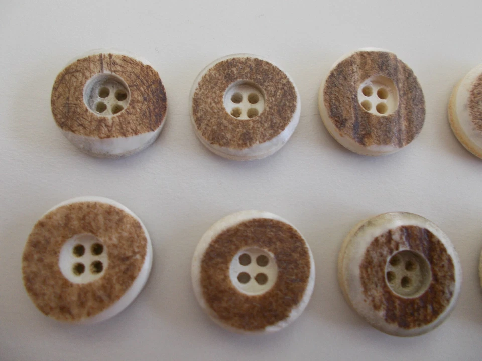 12 echte Hirschhornknöpfe mit 4 Löcher 18mm und leicht angeschliffenen Rand - Bild 2 von 2