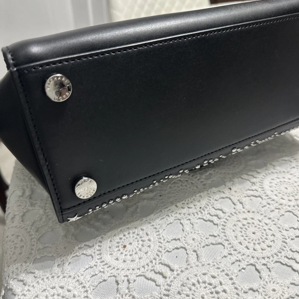 Bolso Bandolera Mensajero Michael Kors Selma Cuero Negro Tachonado $15’ Foto 4 de 4