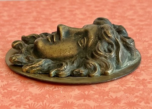 Cabeza de Medusa redondeada de bronce, cabeza unida a placa redonda - Imagen 8 de 10