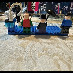 LEGO BATMAN 7783 The Batcave: The Penguin And Mr Freeze&rsquo;s Invasion 2006 SEE DESC