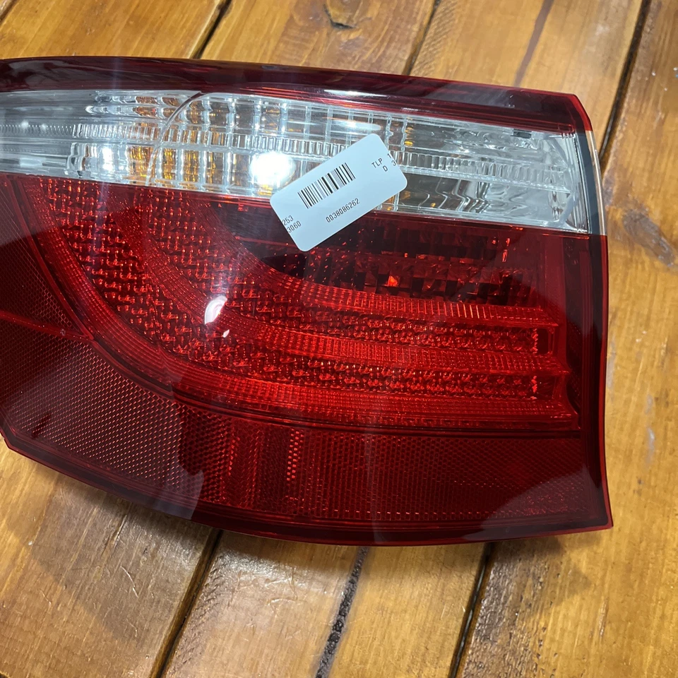 Luz de freno trasera Lexus LS460 2007-2012 luz de freno conductor izquierdo LED OEM Foto 2 de 4