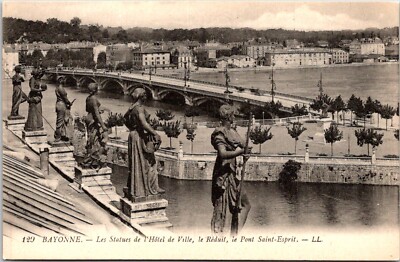 Postcard Bayonne Statues Hotel De Ville Pont Saint Esprit France D144