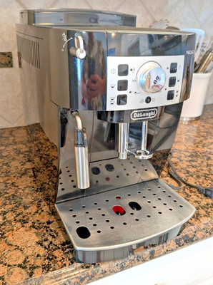DeLonghi Magnifica XS ECAM22110B Coffee Machine Black
