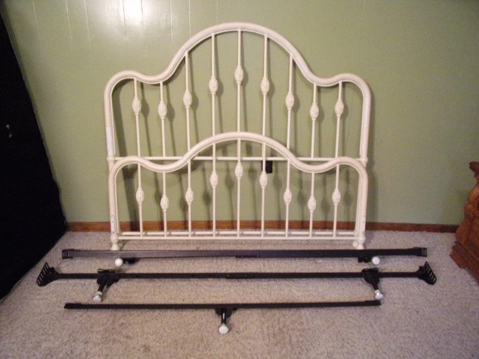 Marco de pie de cabecero de metal blanco antiguo tamaño queen de colección - SOLO RECOGIDA LOCAL Foto 3 de 4