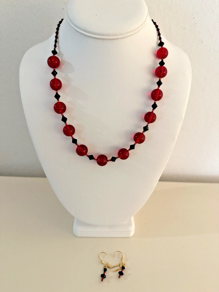Collar y pendientes a juego con cristales de Swarovski rojos y negros rubí-en muy buen estado Foto 2 de 4