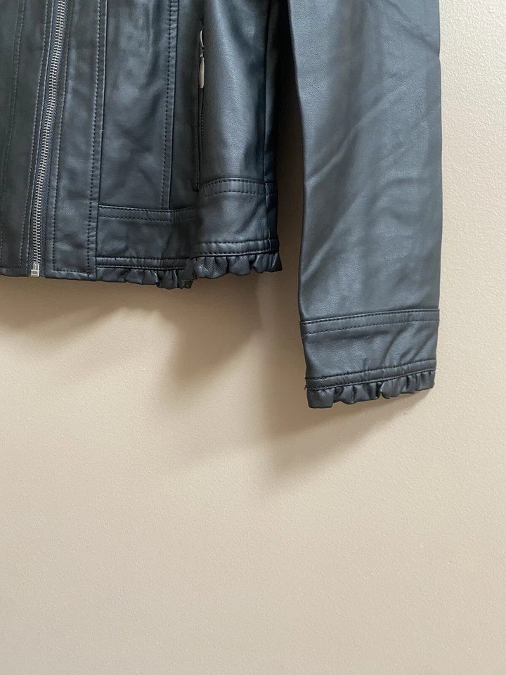 全新带标签 OSO Casuals 人造皮革夹克 黑色 Moto 荷叶边细节 尺寸 M — 第 4/4 张图片