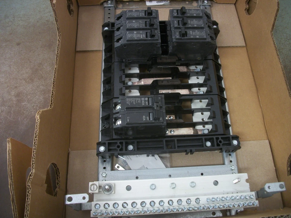 PANELBOARD DE ILUMINACIÓN INTERIOR GE RELIAGEAR AQF1121AB 125A 120/240V 1PH 40A PRINCIPAL Foto 2 de 4