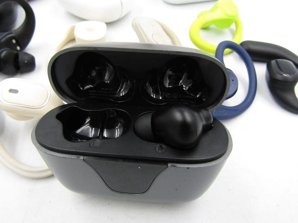 Mixed Lot Single Earbuds and Cases for Wireless Bluetooth Headphones (Uncleaned) - Image 4 of 4