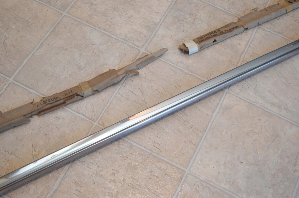 Ford Custom Deluxe 1949-1950 2 puertas cuarto trasero derecho moldura carrocería OEM nuevo de lote original Foto 3 de 4