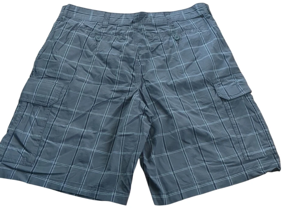 Pantalones cortos cargo Faded Glory para hombre talla 40 a cuadros, grises, negros, blancos  Foto 2 de 4