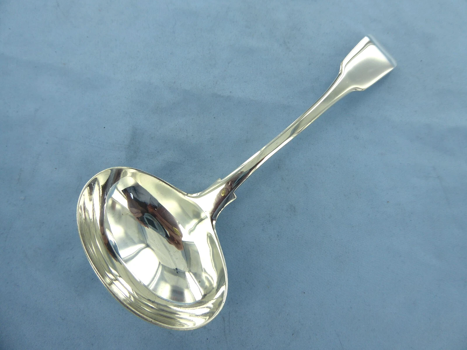 AN ANTIQUE STERLING SILVER, FIDDLE BACK SAUCE LADLE, LONDON 1807.