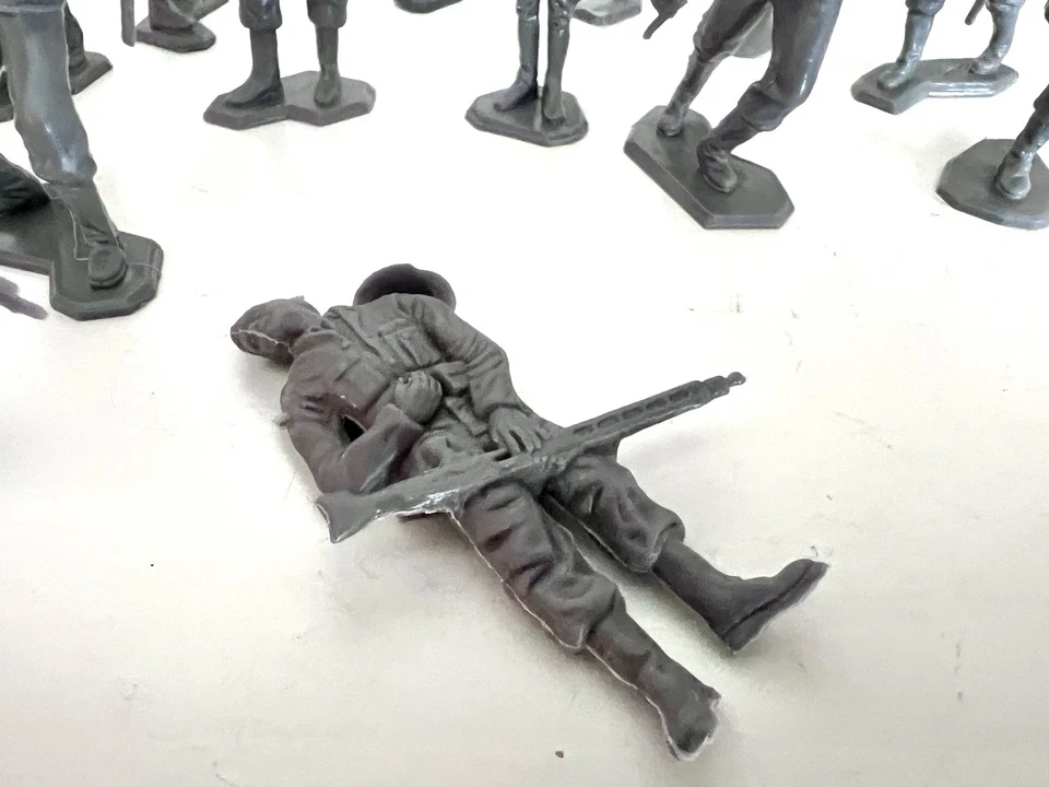 MARX BATTLEGROUND DARK GRAY GERMANS-SET of 16 in 12 POSES-VERY GOOD MOLD SHOT - image 4 of 4