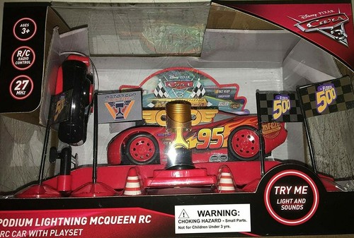 Disney Pixar Cars Podium Lightning McQueen RC with Playset 27 MHZ NEW RED - Afbeelding 1 van 1