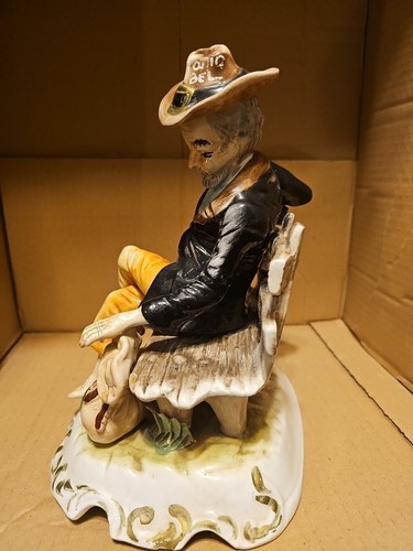 VINTAGE CAPODIMONTE FIGURINE "TRAMP ON A BENCH" - Picture 8 of 9