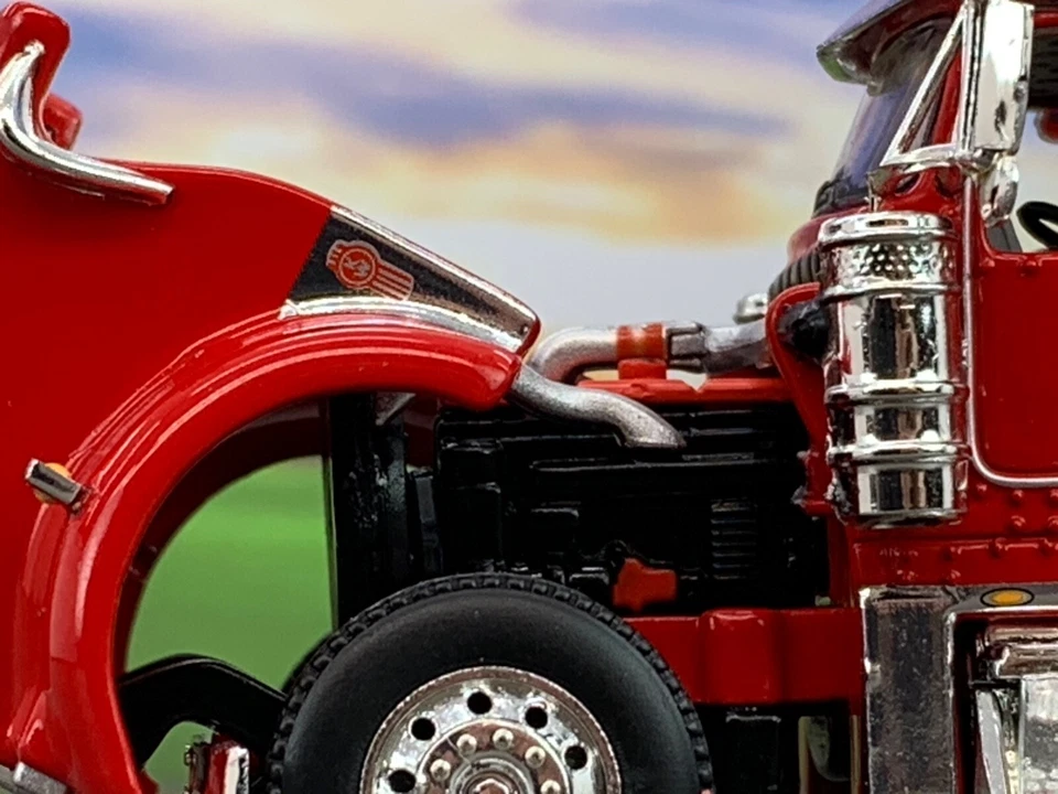 1/64 DCP KENWORTH W900L W/ 86" STUDIO SLEEPER & WILSON TRI AXLE CATTLE TRL - Image 3 of 4