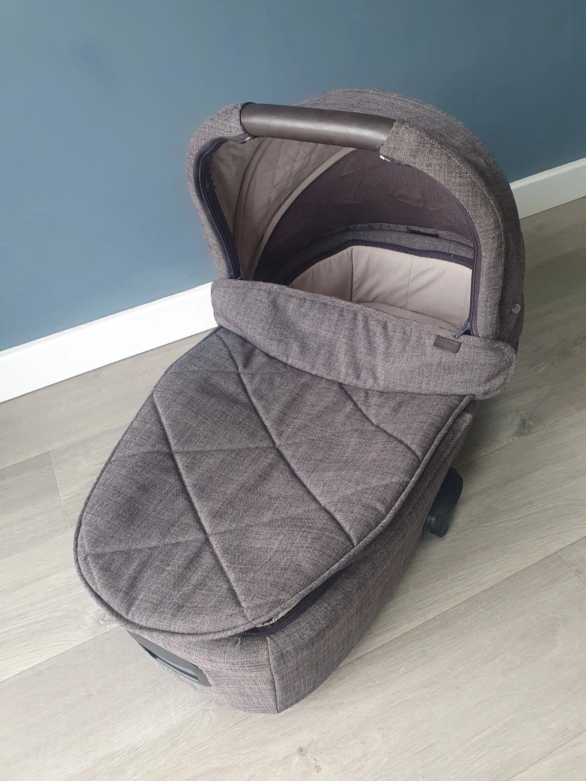Mamas and Papas Armadillo Flip XT 2 Carry Cot Signature Edition Used Free UK Del