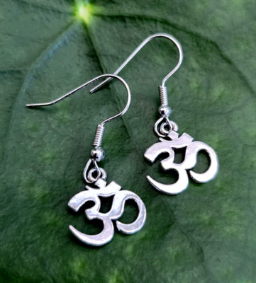 Om Symbol Ohrringe Tibetisches Silber Tropfen Charm Boho Bohemian Ethno UK Verkäufer