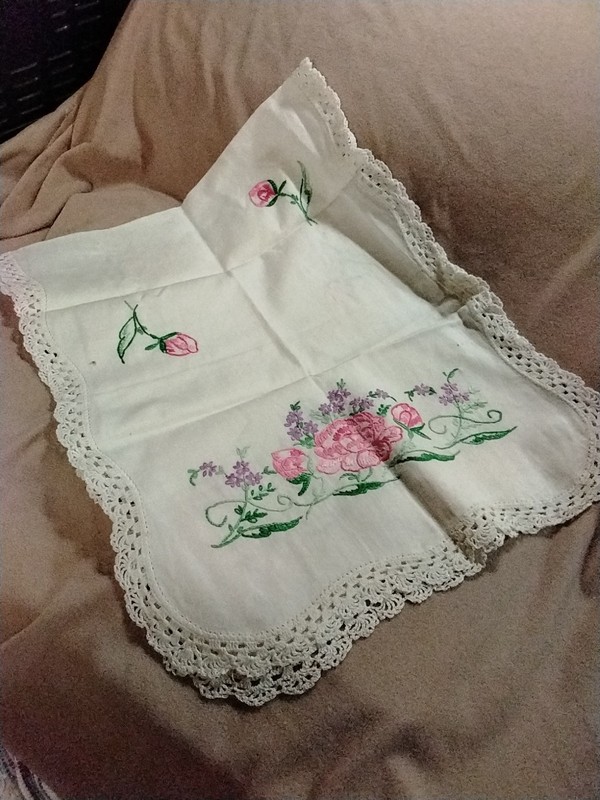 Vintage Table Runner Embroidered Floral Linen Crochet Edge 40" x 16"