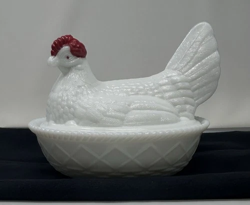Westmoreland VTG  1940’s Lg Milk Glass Hen on Nest Covered Dish-w/Split Tail