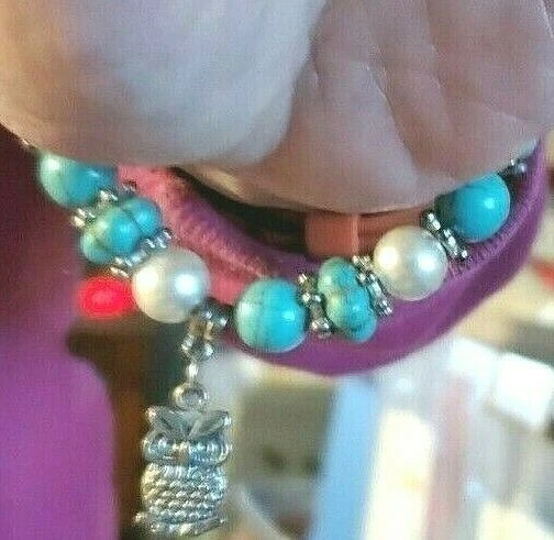 Pulsera de metal con tema de búho elástico con piedras de mármol azul/verde, blanco y metal Foto 4 de 4