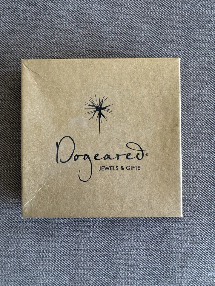 Collar de cadena Dogeared Lucky Elephant sumergido en oro con cuerno de cuentas de gema verde en caja Foto 2 de 4