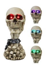 Esqueleto encadenado sosteniendo cráneo a mano con ojos LED con calaveras morphing estatuilla
