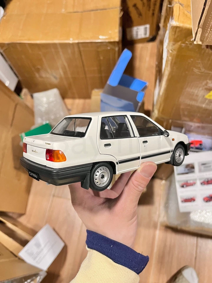 Modelo de coche fundido a presión blanco Daihatsu Charade sedán 7100 Maihe escala 1:18 Foto 3 de 4