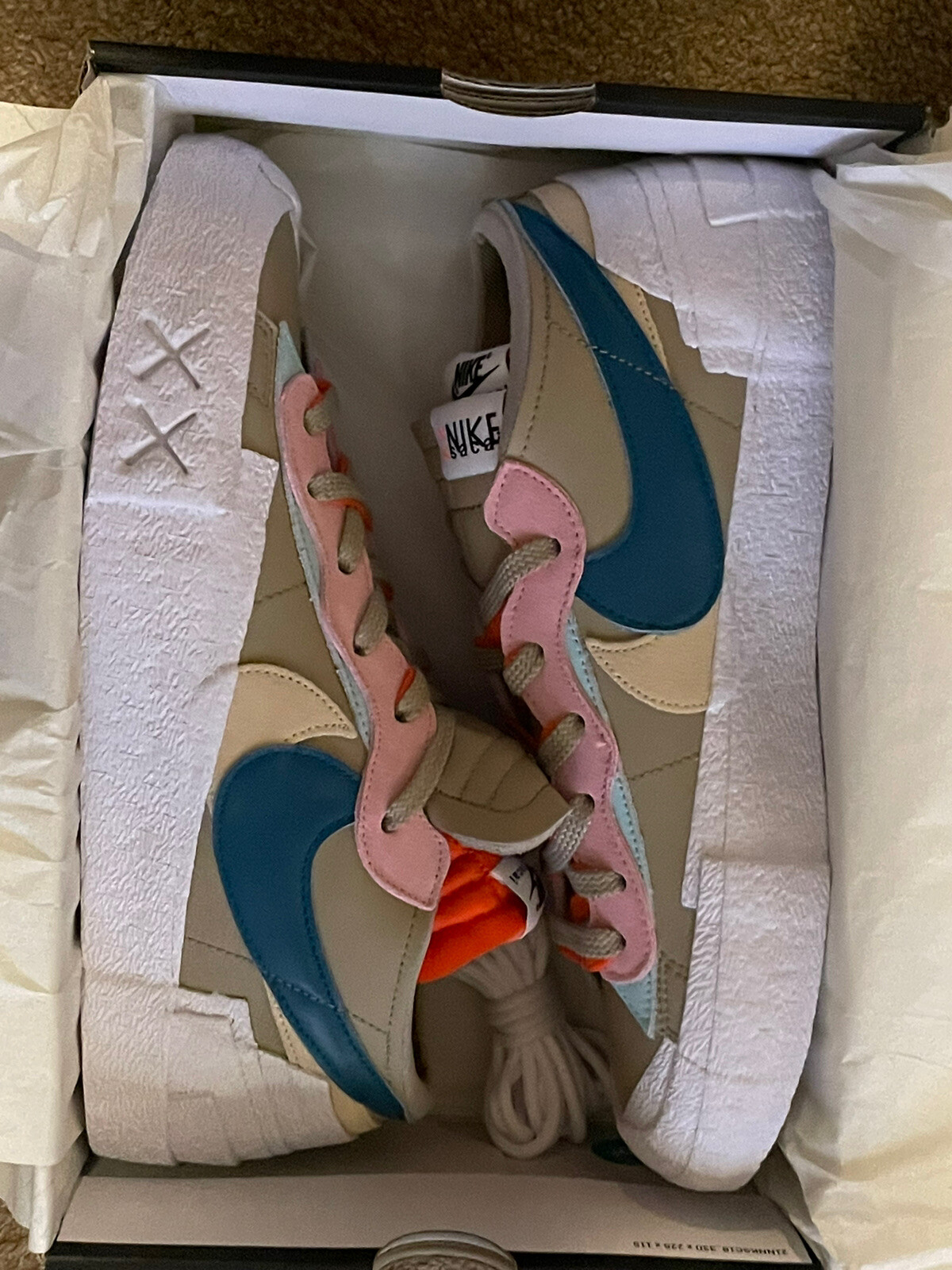 SACAI X NIKE Nike Blazer Low Sacai x KAWS DM7901 "Reed" 12M Abete Luminoso Bianco Rosa Bianco