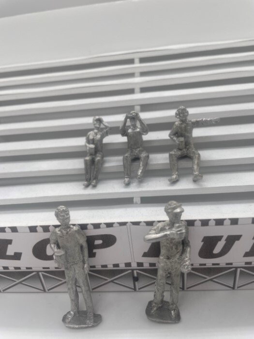 F1094 Greenhills Diecast Metal Mixed Spectators x 5 for Scalextric Carrera etc 1
