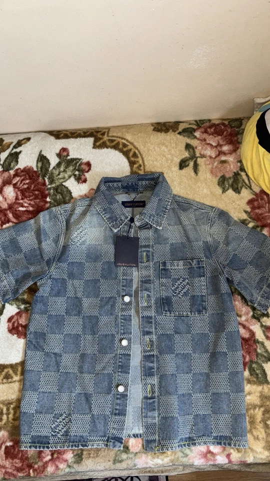 Camisa manga curta jeans leve Louis Vuitton Damier 3D - Imagem 2 de 2