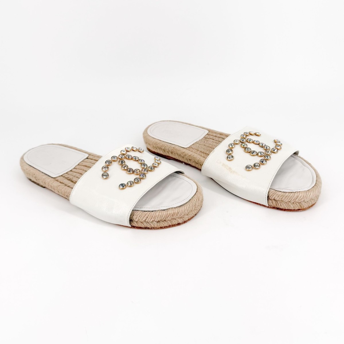 CHANEL ビジュー付きホワイトサンダル38 Chanel CC Crystal Espadrille Slide Sandals White Patent Leather