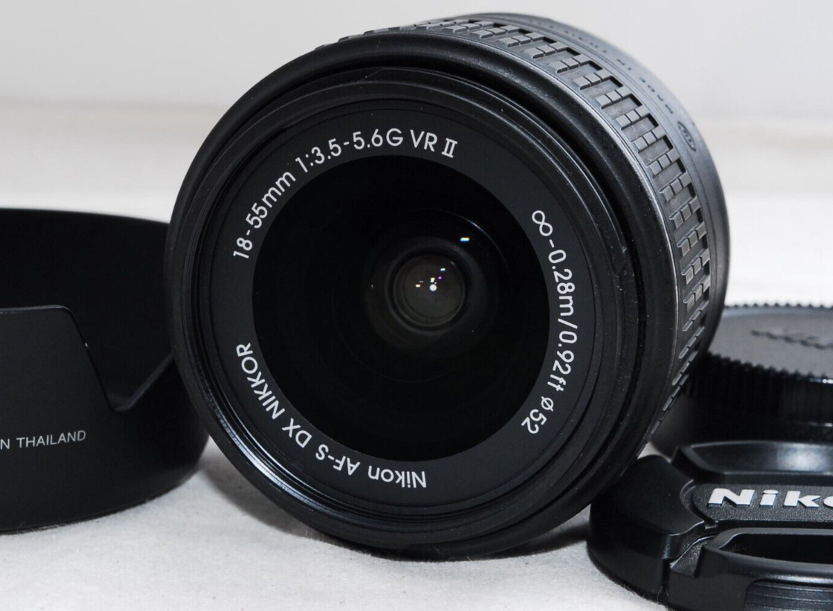 NIKON DX AF-S Nikkor 18-55mm F3.5-5.6 G VR II Lens w/HOOD From
