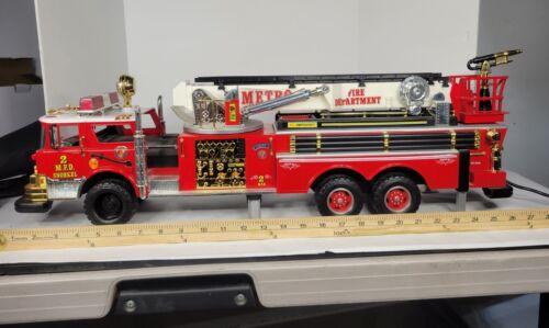 New Bright 1988 Rescue Boom FAO Metro Fire Truck. Wired Remote. As Is. Read Desc - 第 1/15 張圖片