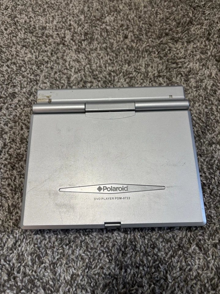 DVD player portátil Polaroid PDM-0711 tela giratória 7" não testado sem cabo com estojo - Imagem 4 de 4