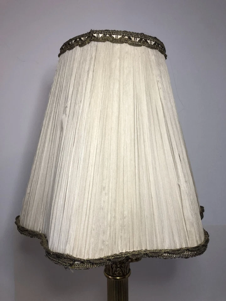 Grande lampe de table - Colonne corinthienne en laiton avec ornement - Photo 3/4