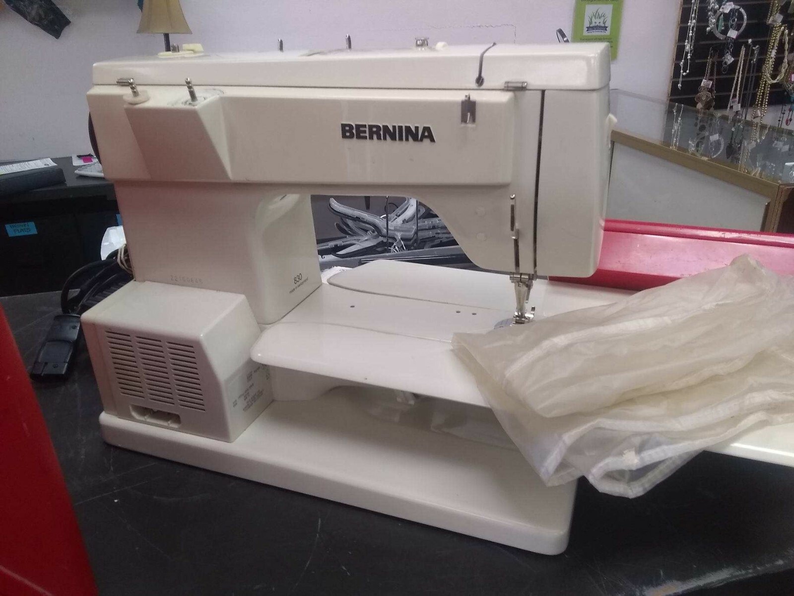Bernina Record Electronic 830 Sewing Machine Vintage 1980s Accessories and Case s l1600 - Bernina Record Electronic 830 Sewing Machine Vintage 1980s Accessories and Case