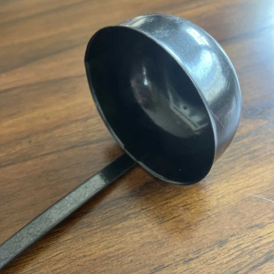 Juego de cucharones y tenedores para servir de plástico y metal negro Foto 3 de 4