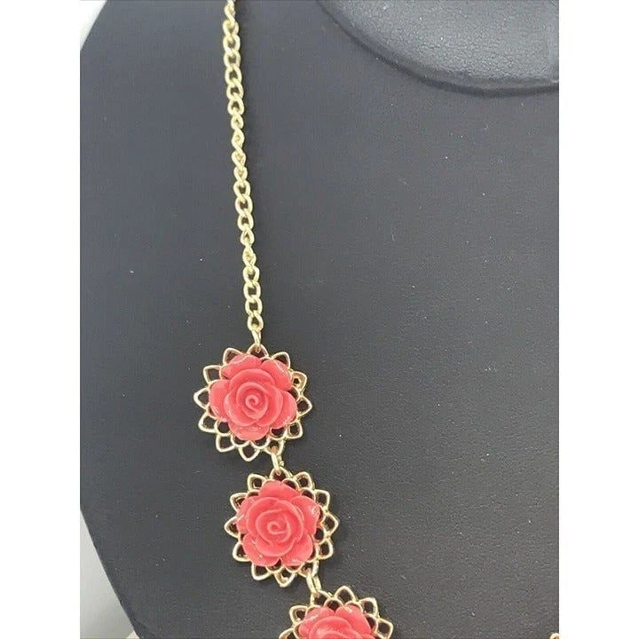 Collar Floral Acrílico Rosas Rojas Tono Oro Cadena 18" Flor Foto 3 de 4