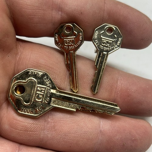 Vintage GM EMPLOYEE Gold Tone Tie Bar & Cufflinks KEY Shaped Mark of Excellence!