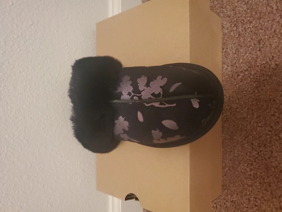 Zapatillas para mujer UGG SCUFFETTE II FLORAL Foil 6 negras nuevas en caja Foto 3 de 4