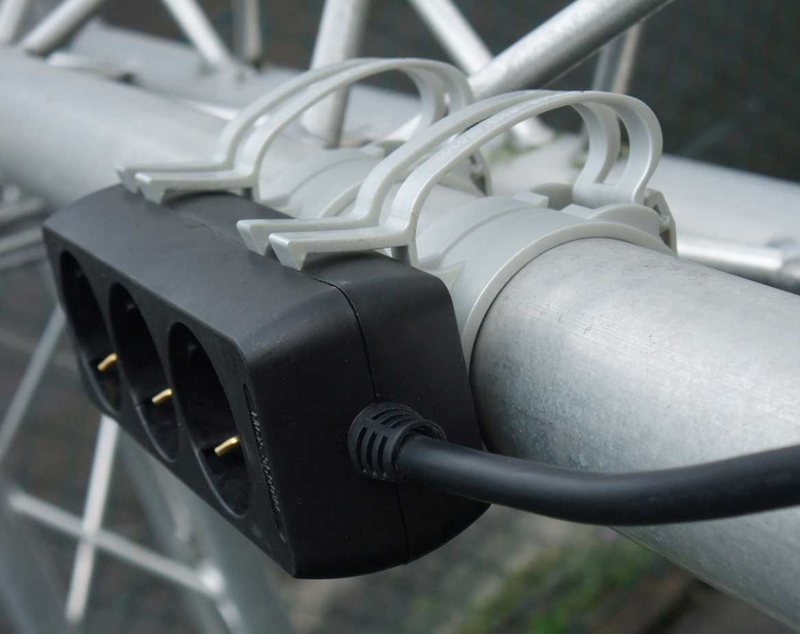 2X SNAP GRAU Kabel Befestigungs Klammer incl. Gummi und 3-fach Steckdosenleiste EUR 11,99 - DE
