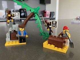 LEGO Pirates: Buried Treasure (6235) & Pirate Treasure Hold (1889)