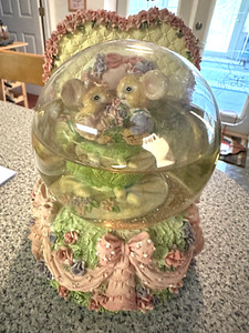 BEAUTIFUL VINTAGE HEART SHAPED BEARS WATER GLOBE MUSIC BOX - DOES NOT WORK ~