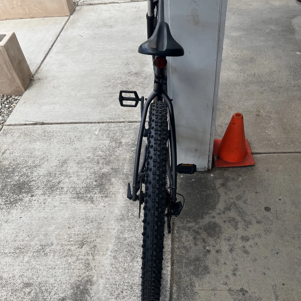 Trek Marlin 5 Gen 3 Mountain Bike Black and Red Size Medium Great Condition - Image 4 of 4