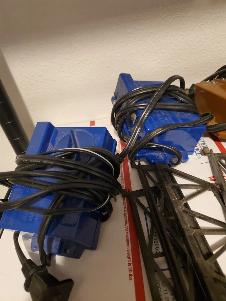 READ[] 4 Hobby Transformers HO Scale & Bridge Parts  - Image 2 of 4