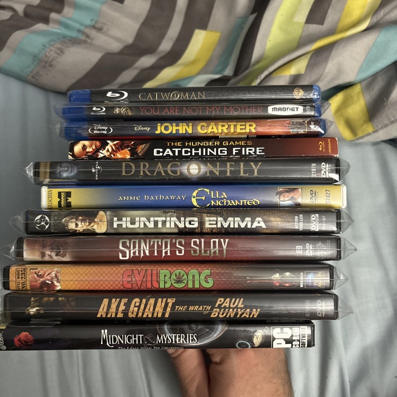 Mixed Lot Of 18 Movies (12 Blu Rays (8 Without Cases), 6 DVDs), And 1 PC Game