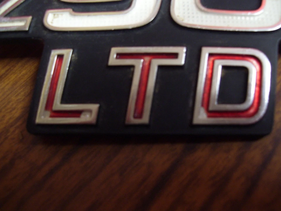 Par de emblemas de cubierta lateral decente Kawasaki 76 KZ900-B1 900 LTD L y R Foto 3 de 4